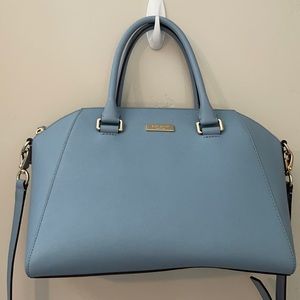 Super cute spacious Kate Spade purse🤍